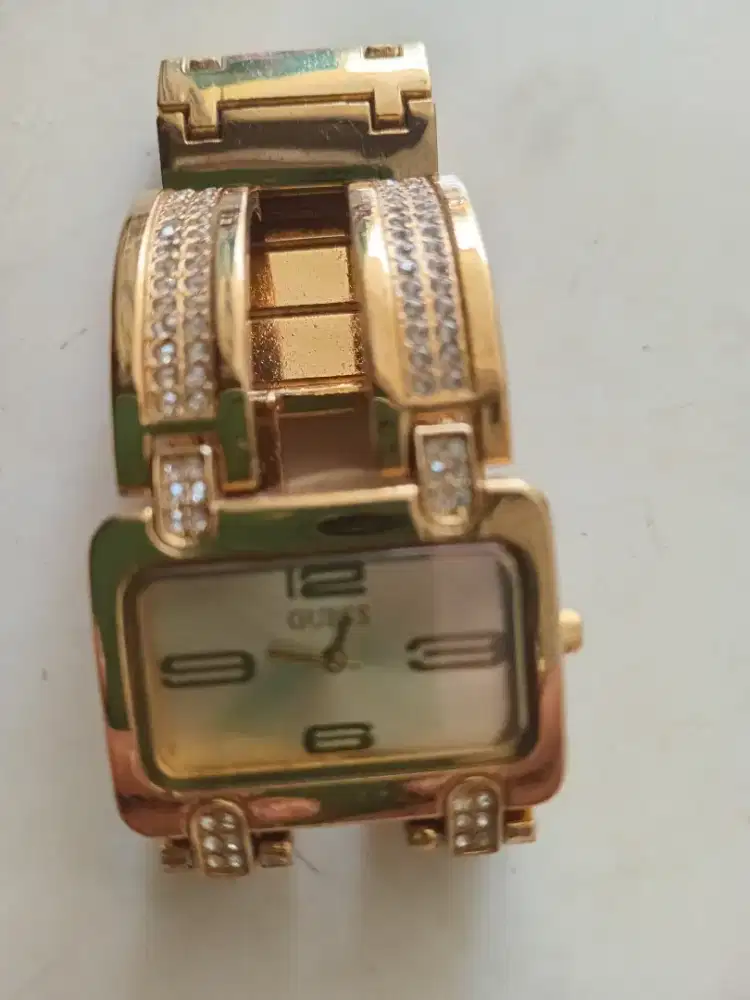 Dijual 2 jam tangan wanita merek Gues dan Fosil