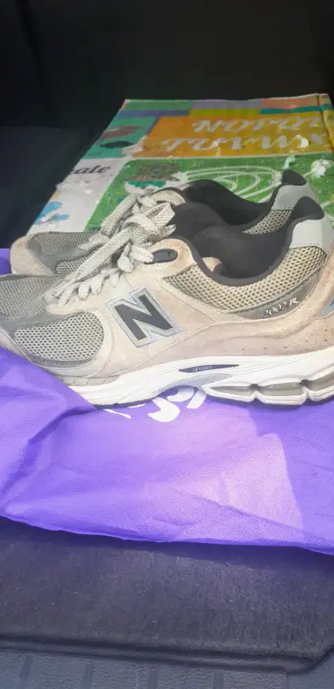 Mau jual sepatu new balance 2002r