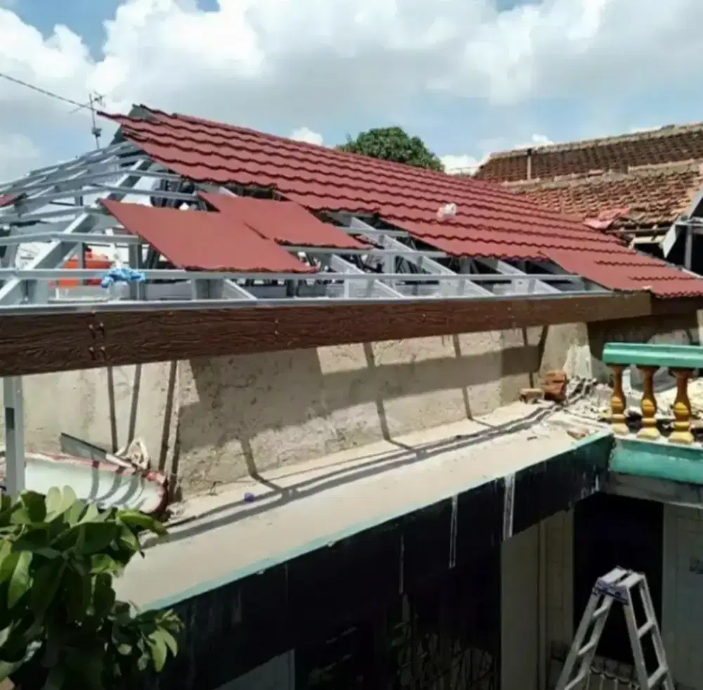 Rangka atap baja ringan terpasang dan plafon PVC