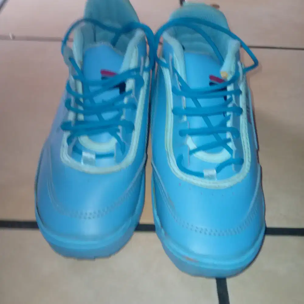 Jual sepatu sneaker warna biru (cowok)dengan ukuran 38