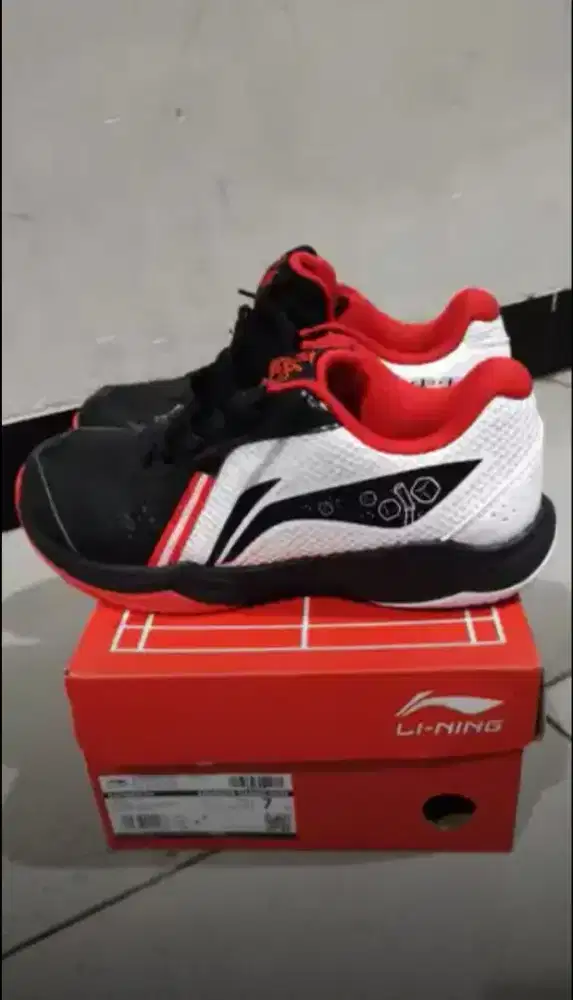 sepatu bulutangkis lining AYTSN020