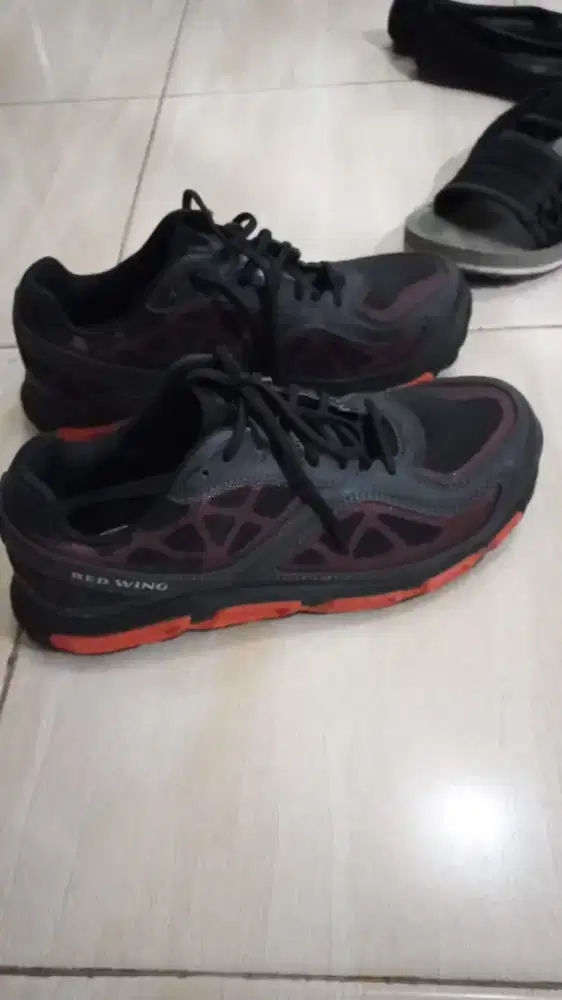 Sepatu safety ukuran 42 like new