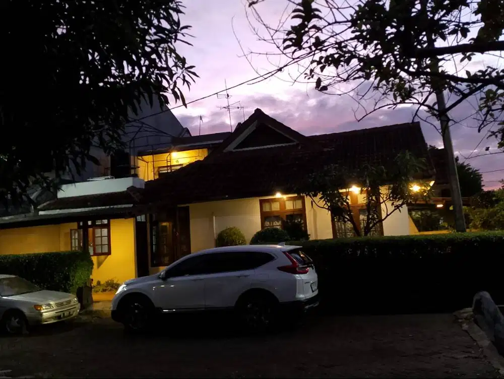 Jual Rumah Hoek, asri dan strategis