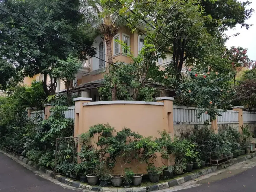 Rumah Bagus Posisi Hook Dalam Komplek Elit Strategis di Kawasan Mega Kuningan Setiabudi Jaksel