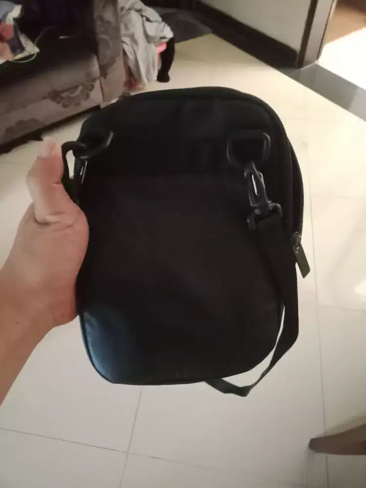 Tas bodypack hitam