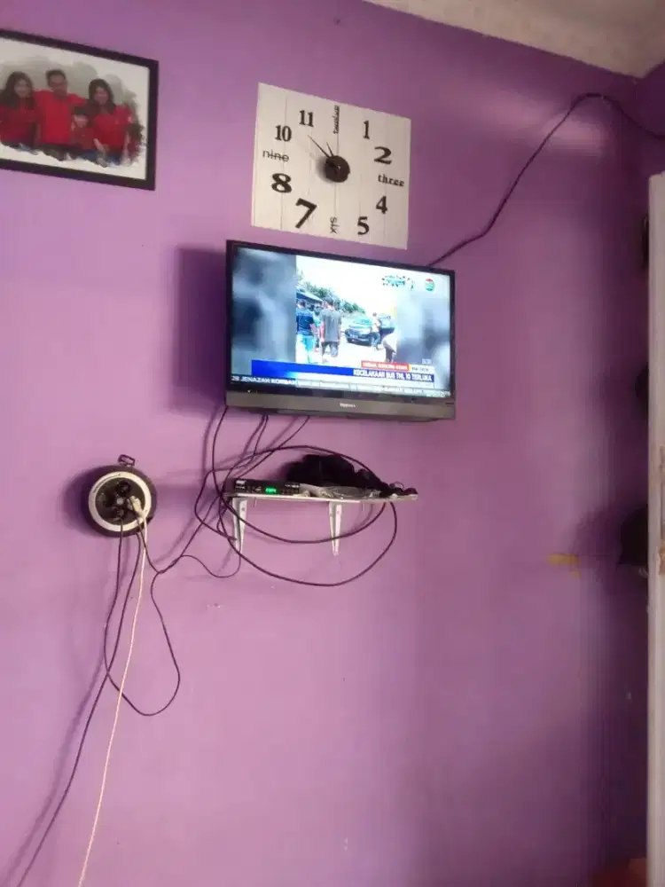 dijual cepat TV Toshiba 28inc lengkap stb