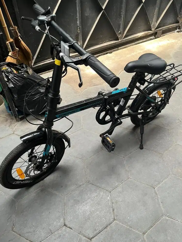 Sepeda Lipat Hitam