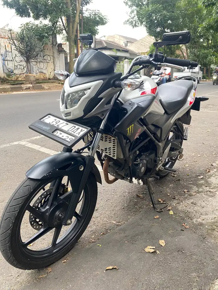 Dijual cepat CB 150 R tahun 2015, motor mulus terawat.