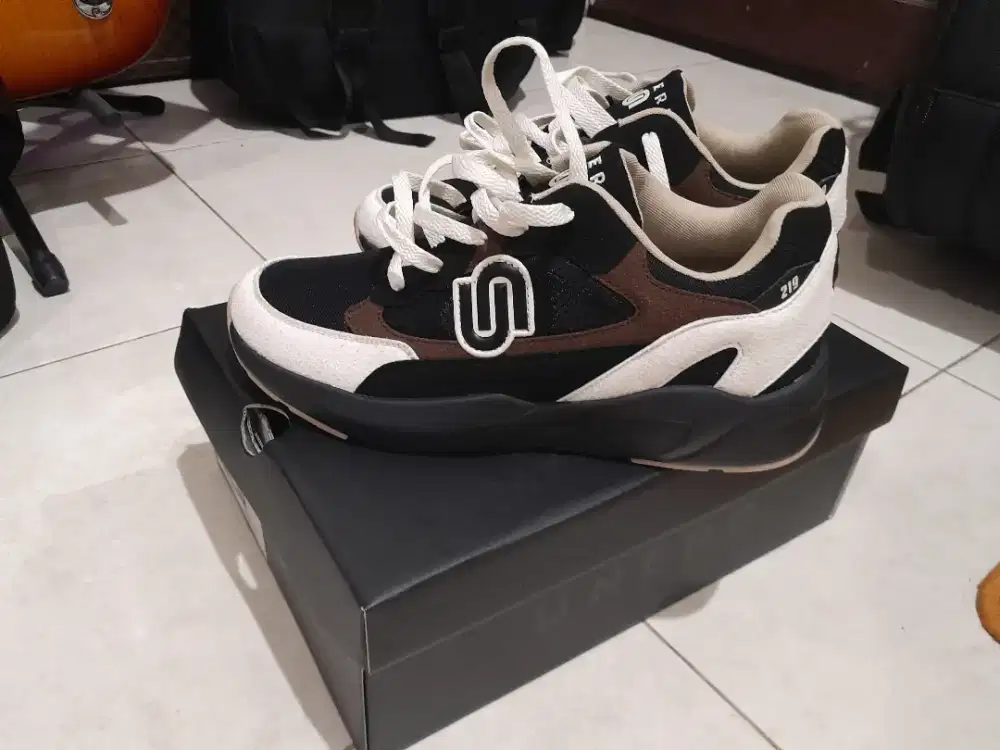 Sepatu Unerd 219 v2 size 43 (27,5 cm)