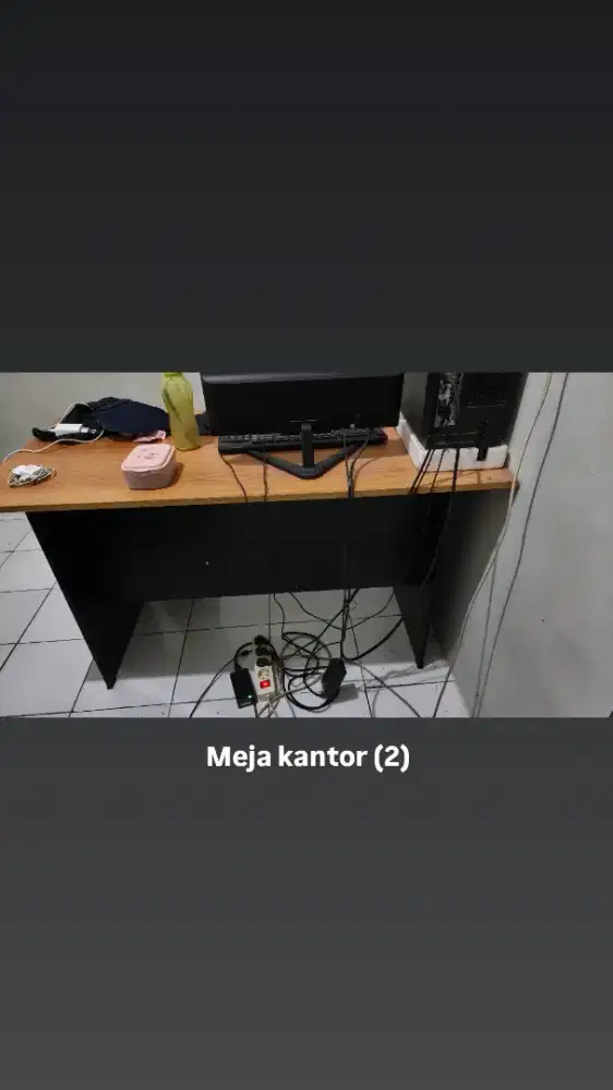 Meja kantoran bekas