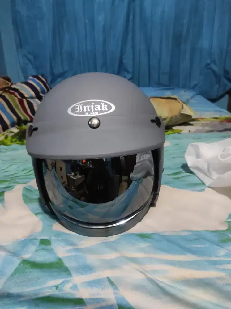 Helm Merk Injak
