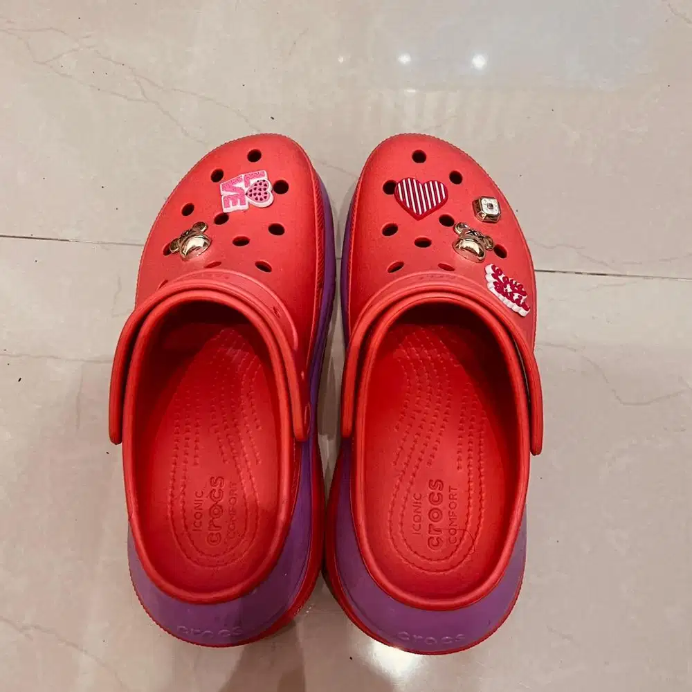 CROCS CLASSIC MEGA CRUSH UNISEX CLOG - RED