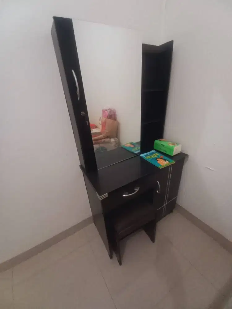 Meja rias kondisi like new, jarang digunakan