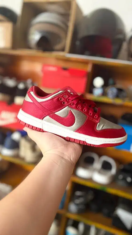 Sepatu Nike dunk low satin red grey
