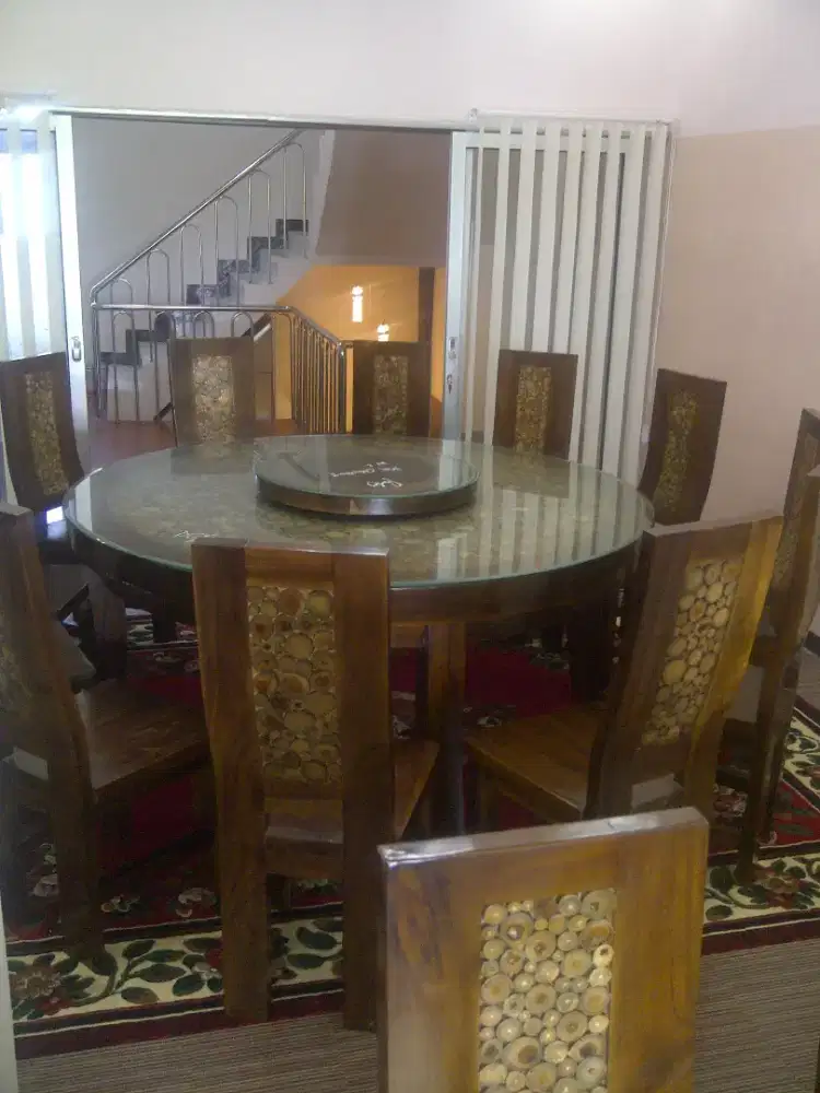 Dijual Meja bulat & 10 Kursi kayu jati ukir jepara kondisi bekas