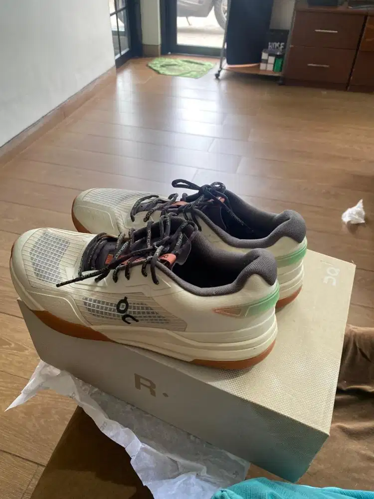 Sepatu tennis on roger ADV Z5 like new