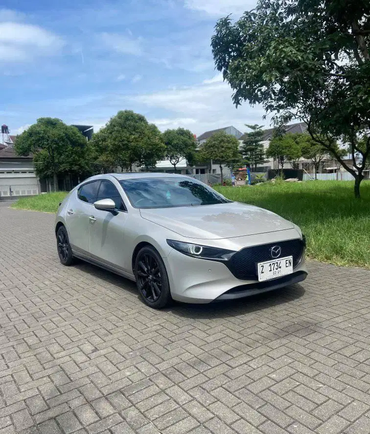 Mazda 3 HB 4x2 at thn 2023 km 8 rb