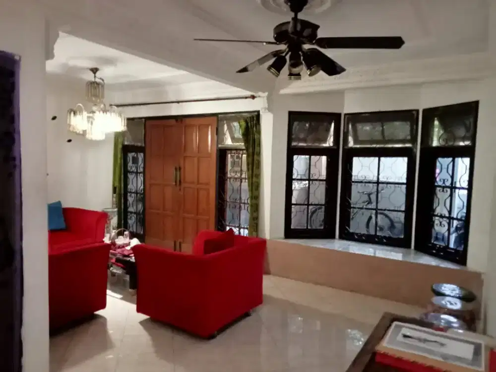 Butuh CEPAT  Dijual Rumah Asri 2 lantai. Harga nego