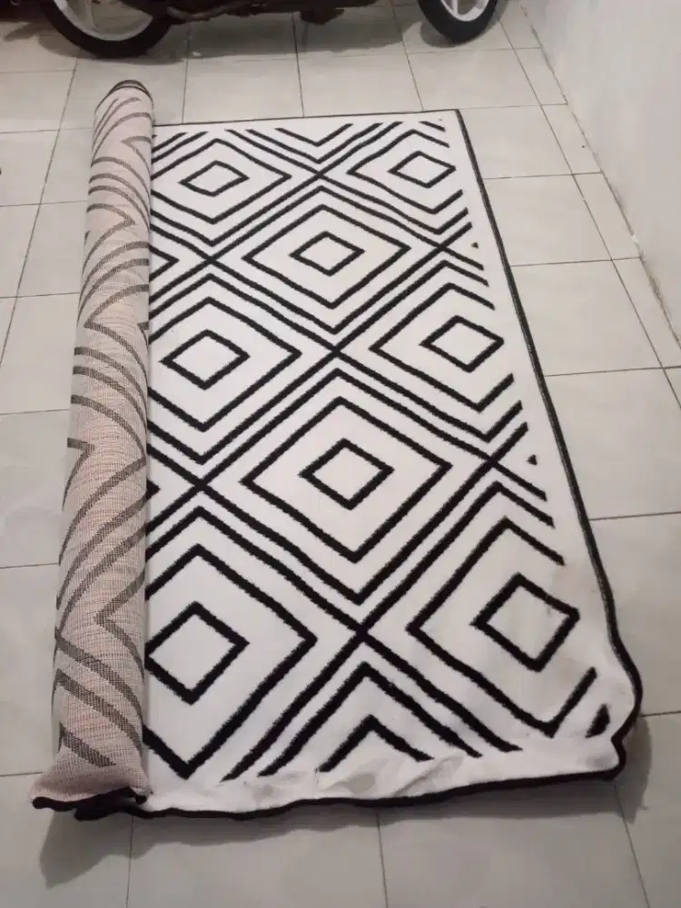 Jual karpet warna putih motif hitam P 310 x L 210