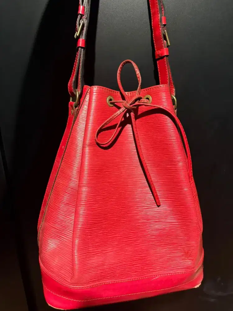 Louis Vuitton Noé bucket bag in red Epi leather