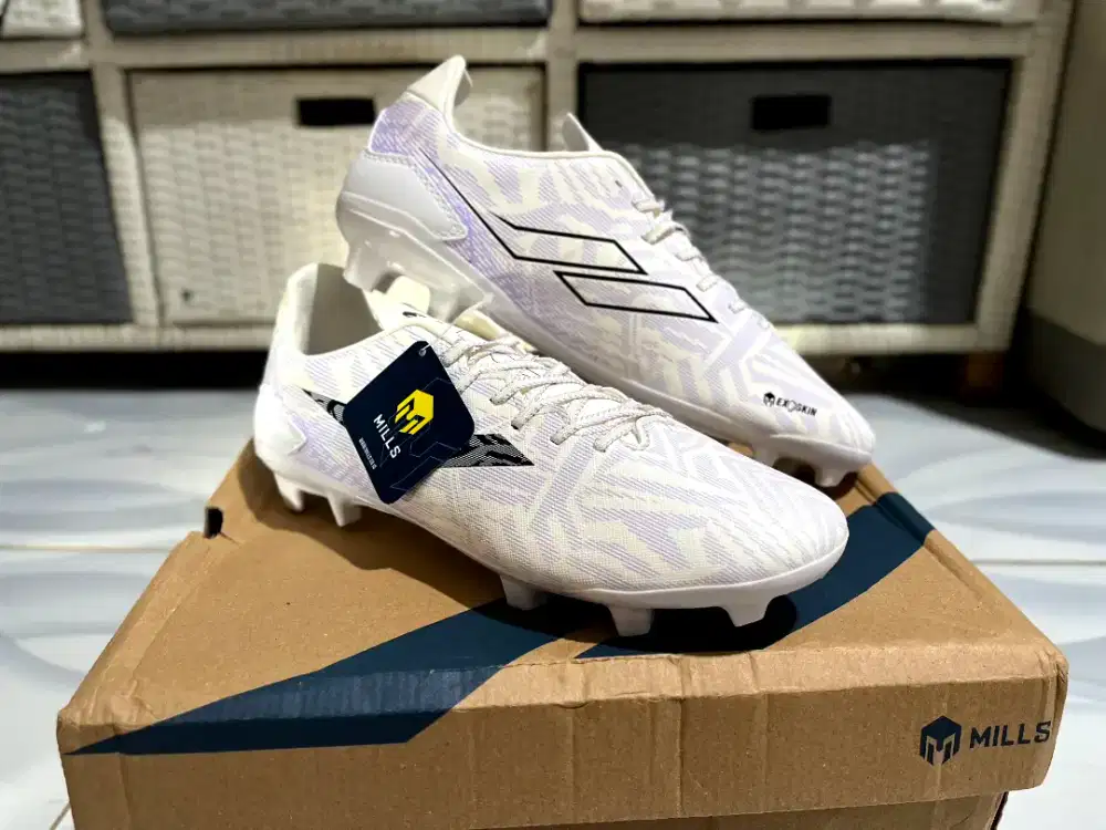 Sepatu Bola Mills Vonix