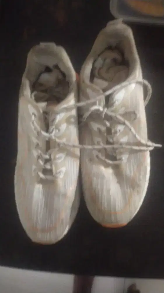 Sepatu olahraga ukuran 42