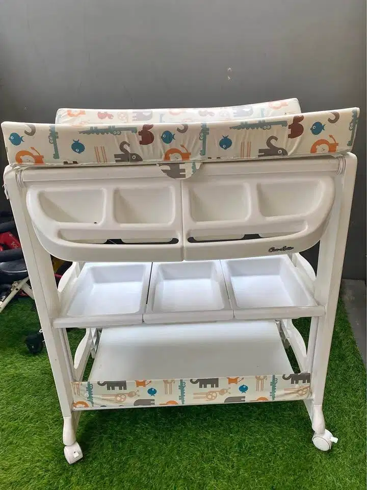Tempat ganti & mandi bayi Changing Table