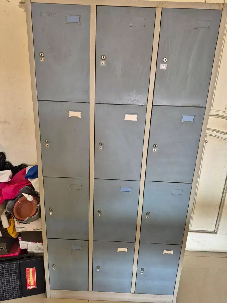 Lemari loker besi merk Informa 12 pintu dengan kunci