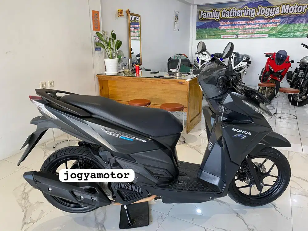 (B) Honda Vario 150 tahun 2015