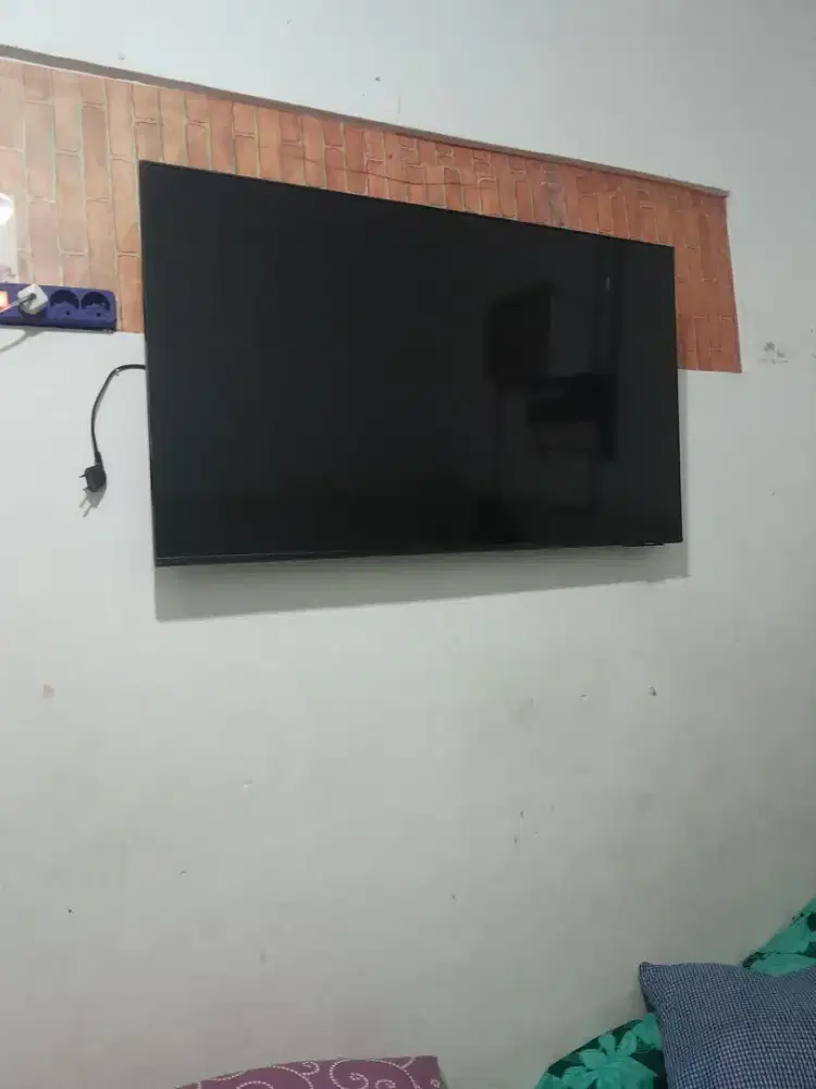 samsung type AU8000 smart tv 43 inchi mati total.