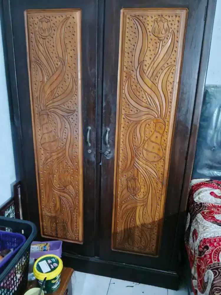 Lemari jati tua dua pintu ukir 2 tone warna