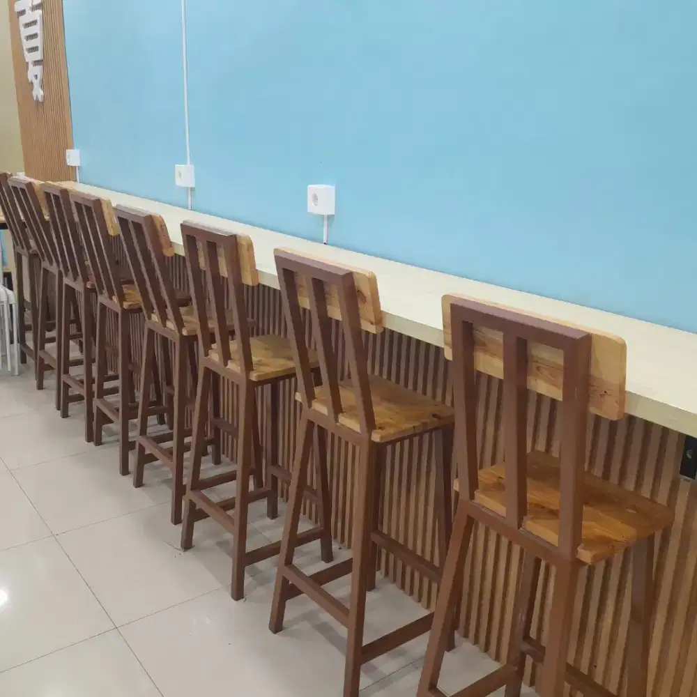 Kursi dan meja dinding caffe