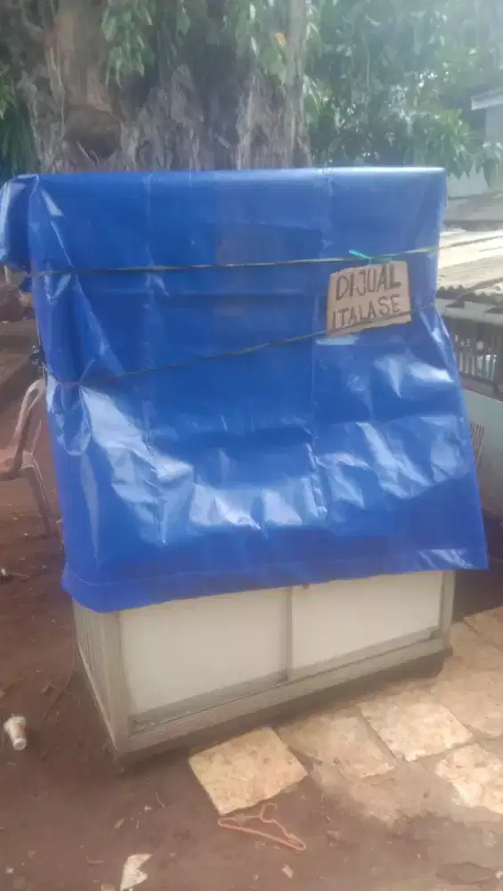 Dijual etalase lebar 2 meter