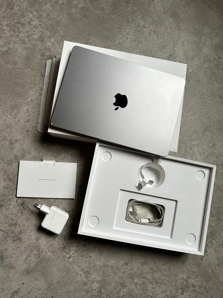 Dijual Cepat Macbook Air M2 2022 Lengkap Fullset!