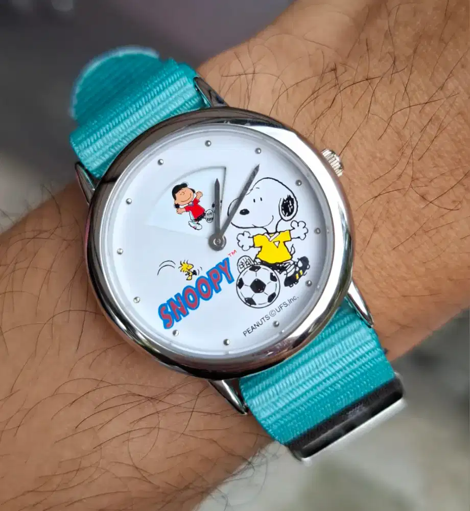 Jam snoopy peanuts