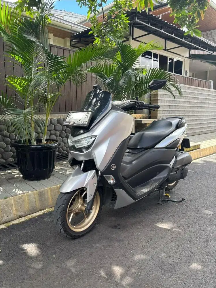 Yamaha N-MAX ABS Connection warna silver tahun 2023