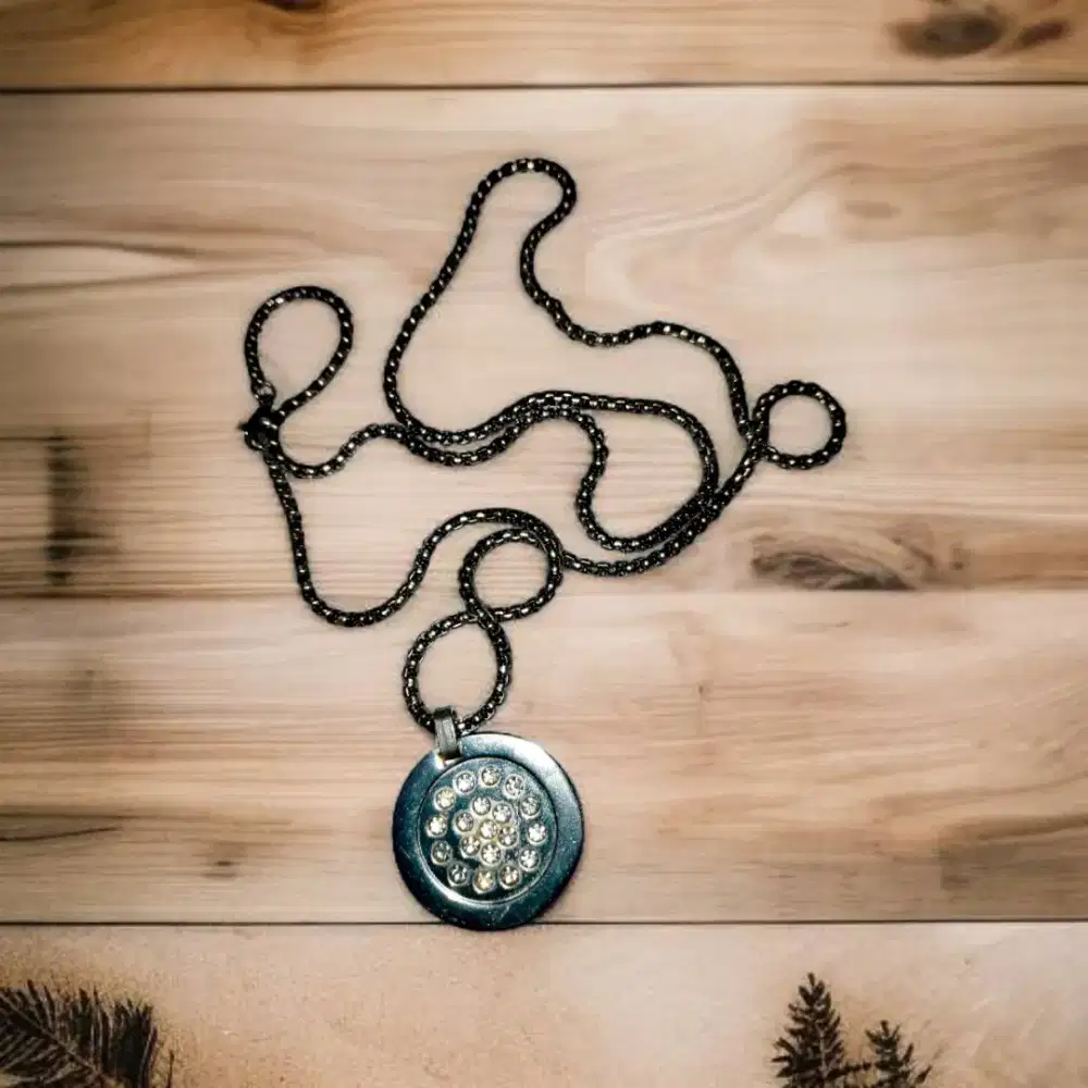 Kalung metal dengan batu