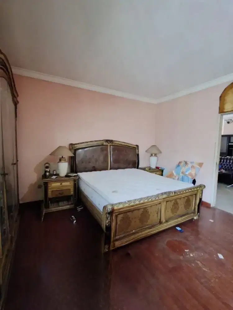 DIJUAL TEMPAT TIDUR, LEMARI DAN MEJA RIAS KAYU, KONDISI BAGUS