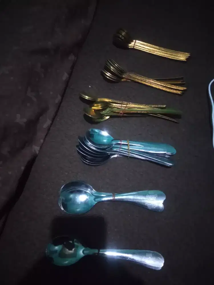 Sendok makan ukuran besar & kecil