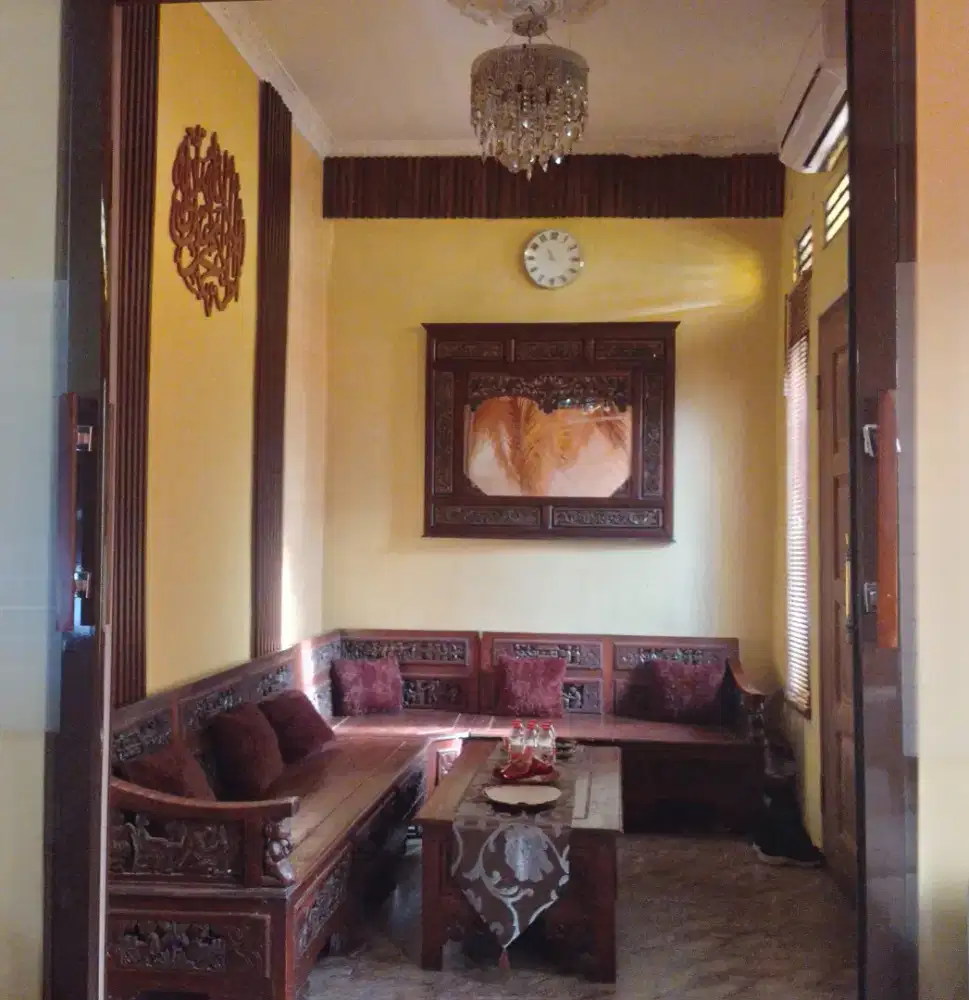 Kursi dan cermin jati