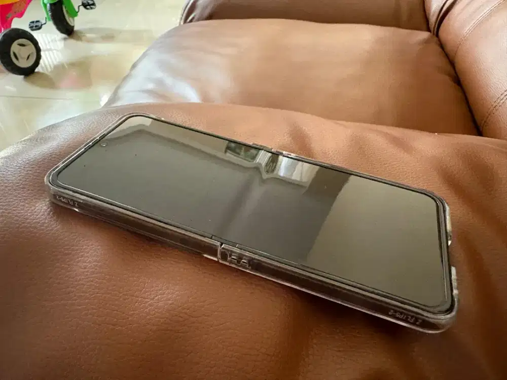 Samsung Z Flip 5 Graphite 8/256 Mulus (minus dikit)