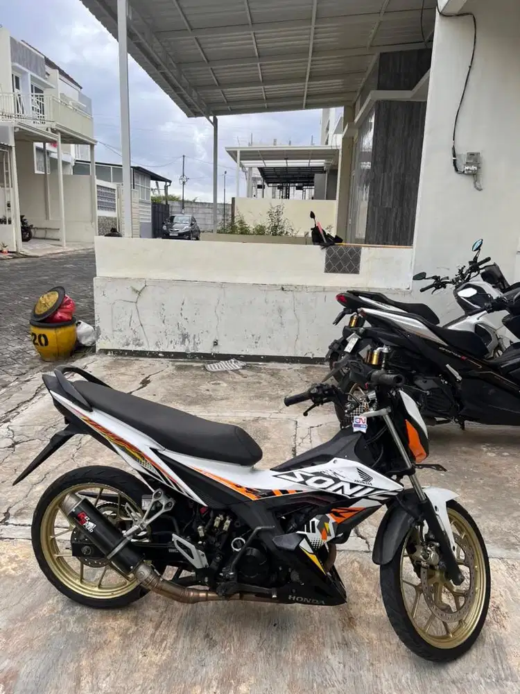 Dijual Honda Sonic 150r warna putih tahun 2016. Lengkapnya di deskrips
