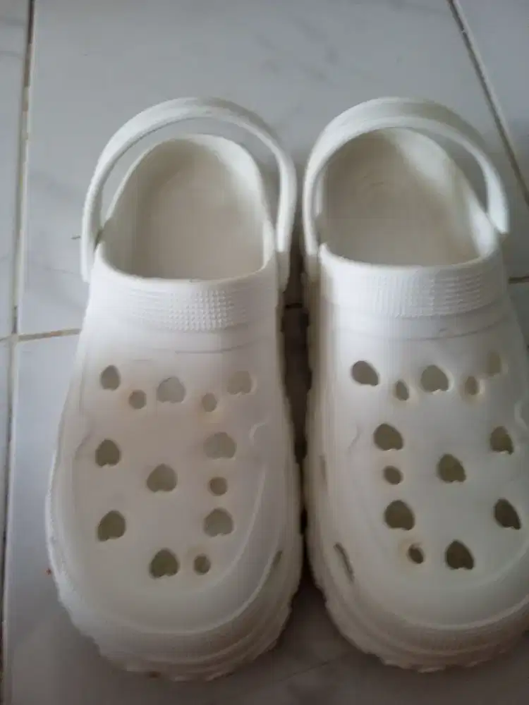 Sendal cross wanita warna putih