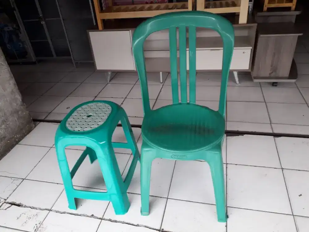 Kursi plastik sandaran