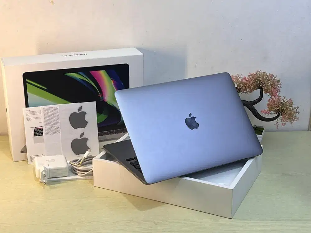 MacBook Pro M2 2022 iBox TouchBar 13-Inch RAM 8 GB SSD 256 GB Fullset
