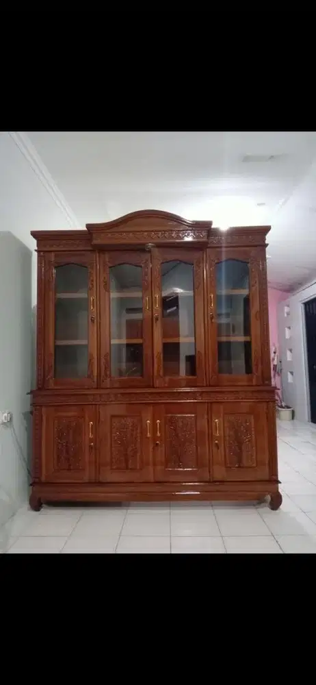 Lemari pajangan semi jati