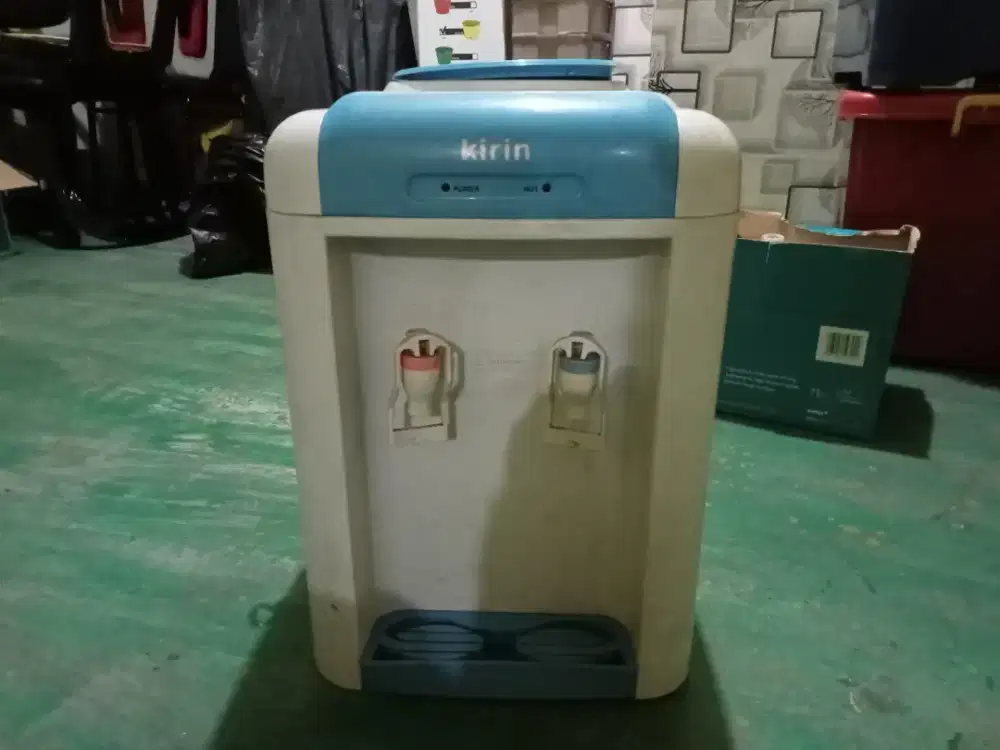 Dispenser dan lampu tembak lampu cafe