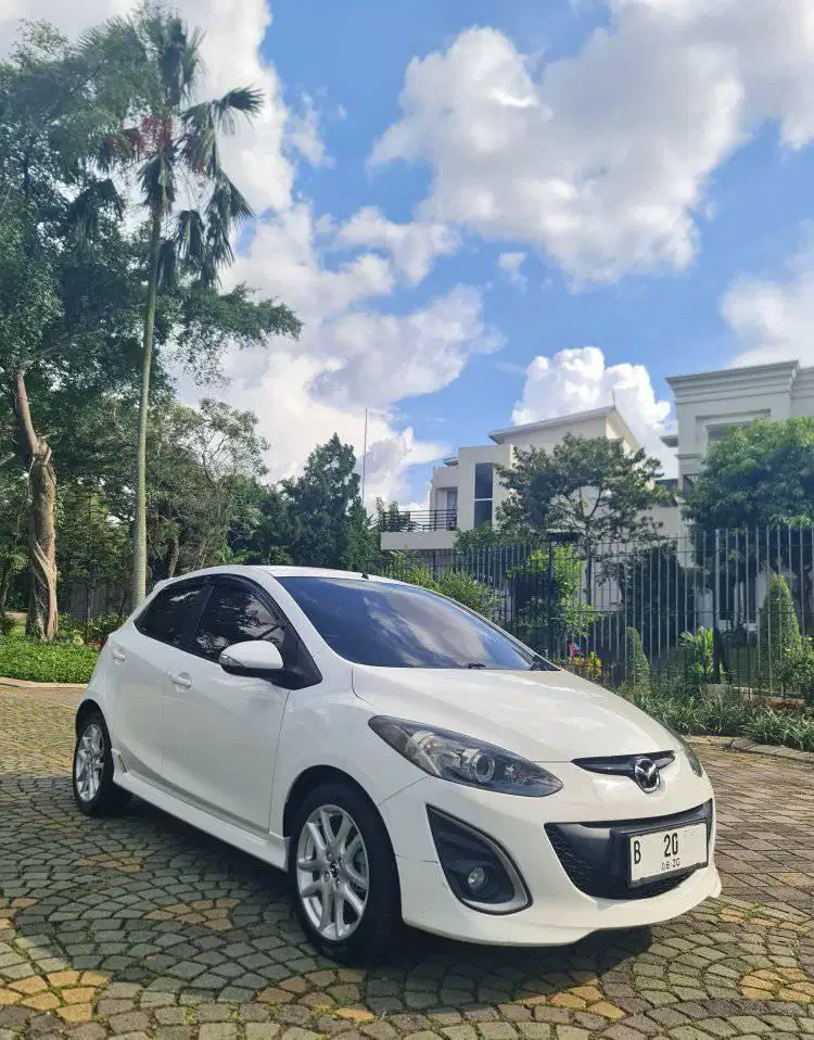 Mazda 2 R 2013 a/t Putih B genap pjk agustus 2026 km 95rb