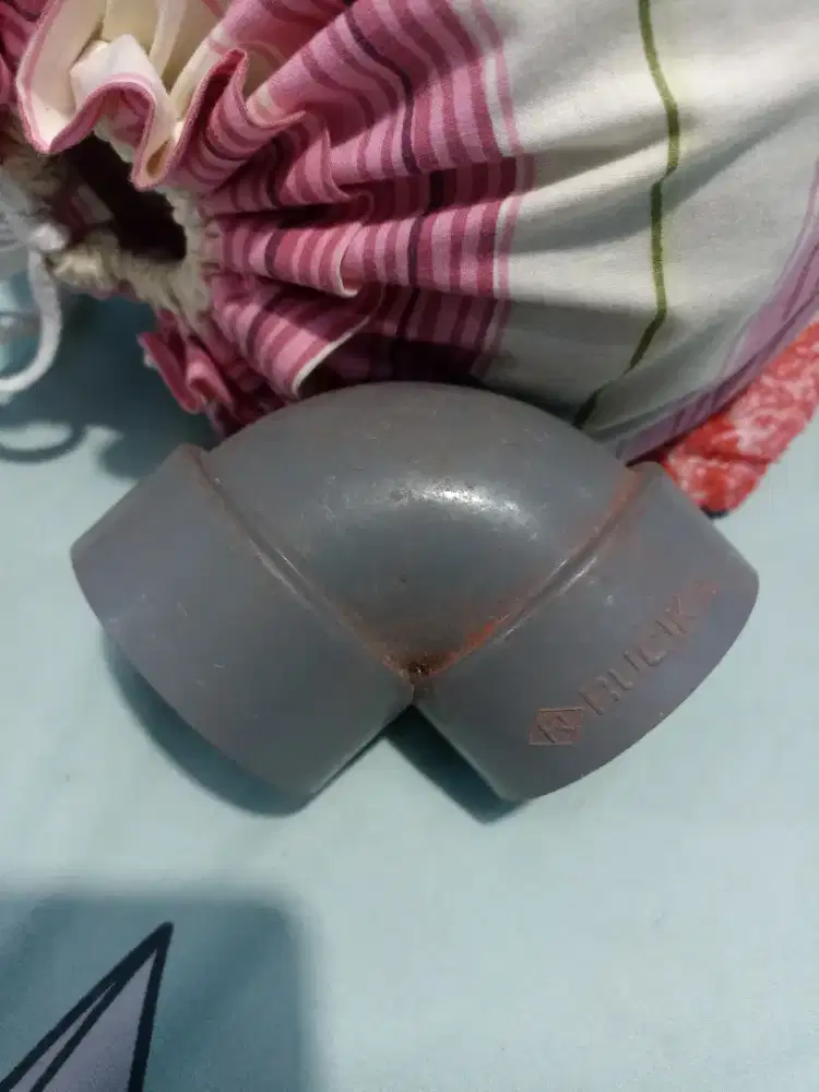 Ini adalah sambungan pipa PVC siku (elbow) merek Rucika. 2 inch