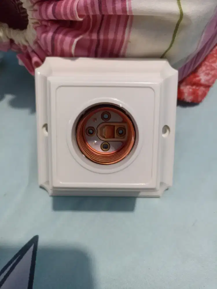 Dudukan lampu plafon Broco E27 berwarna putih.